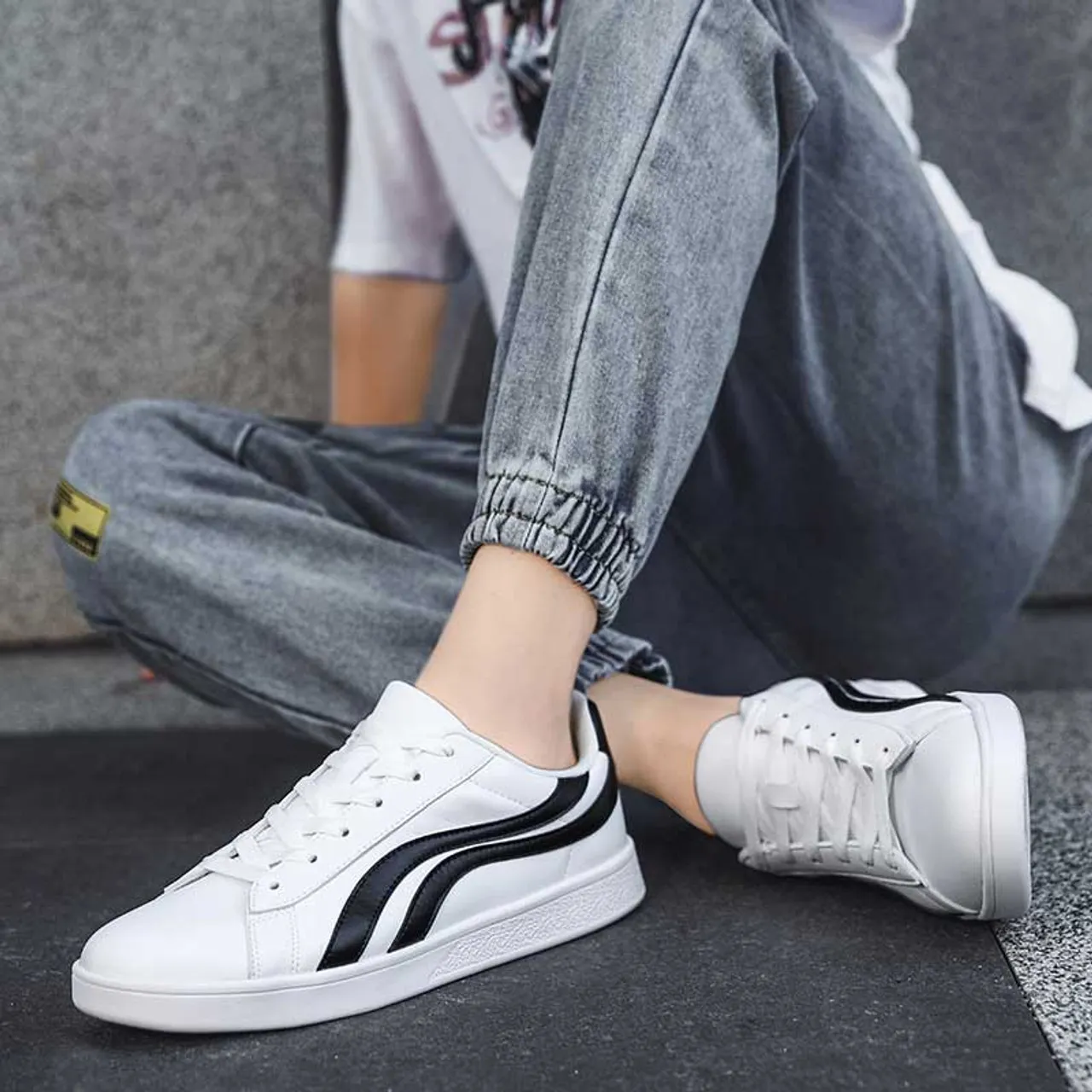 White black curved stripe casual shoe sneaker