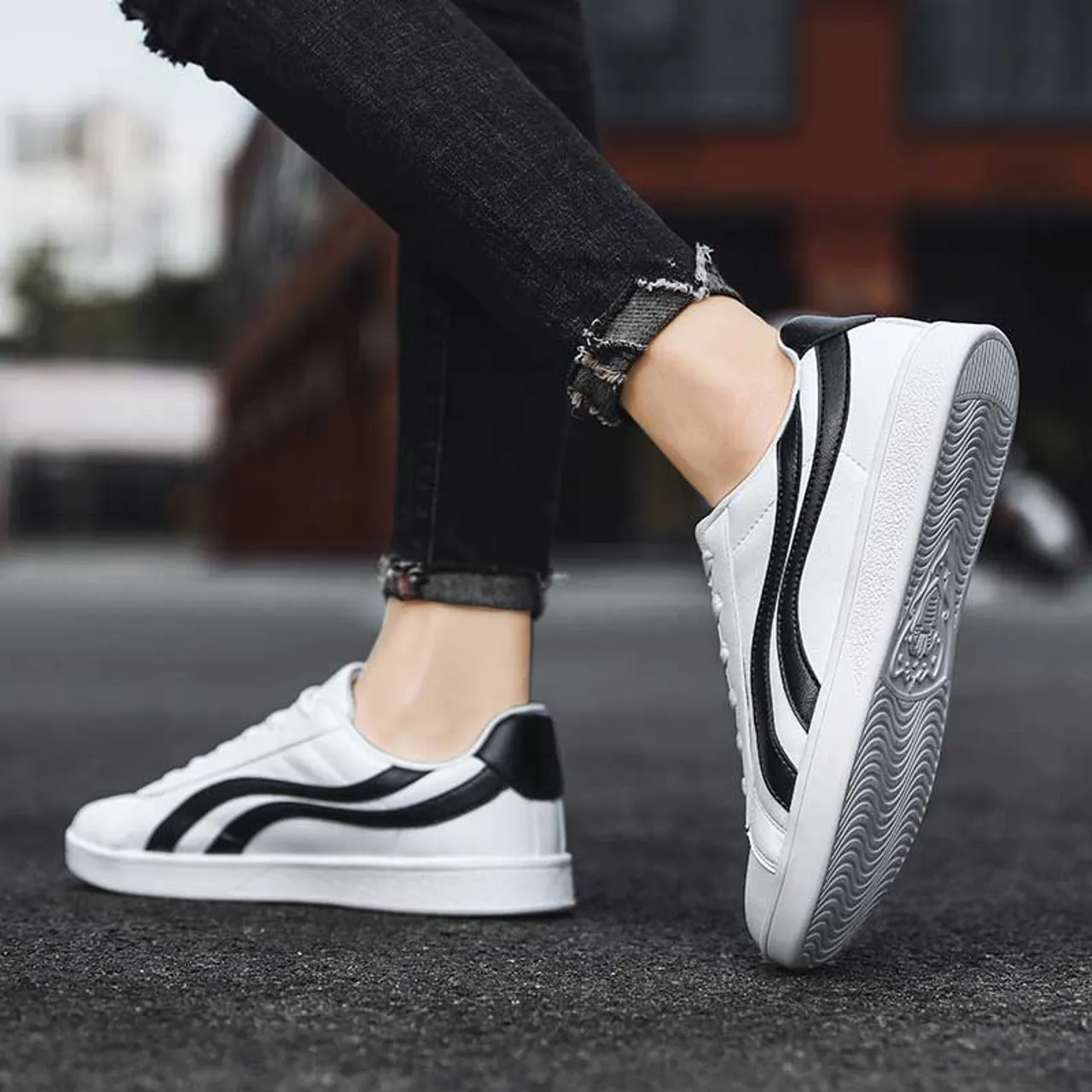 White black curved stripe casual shoe sneaker