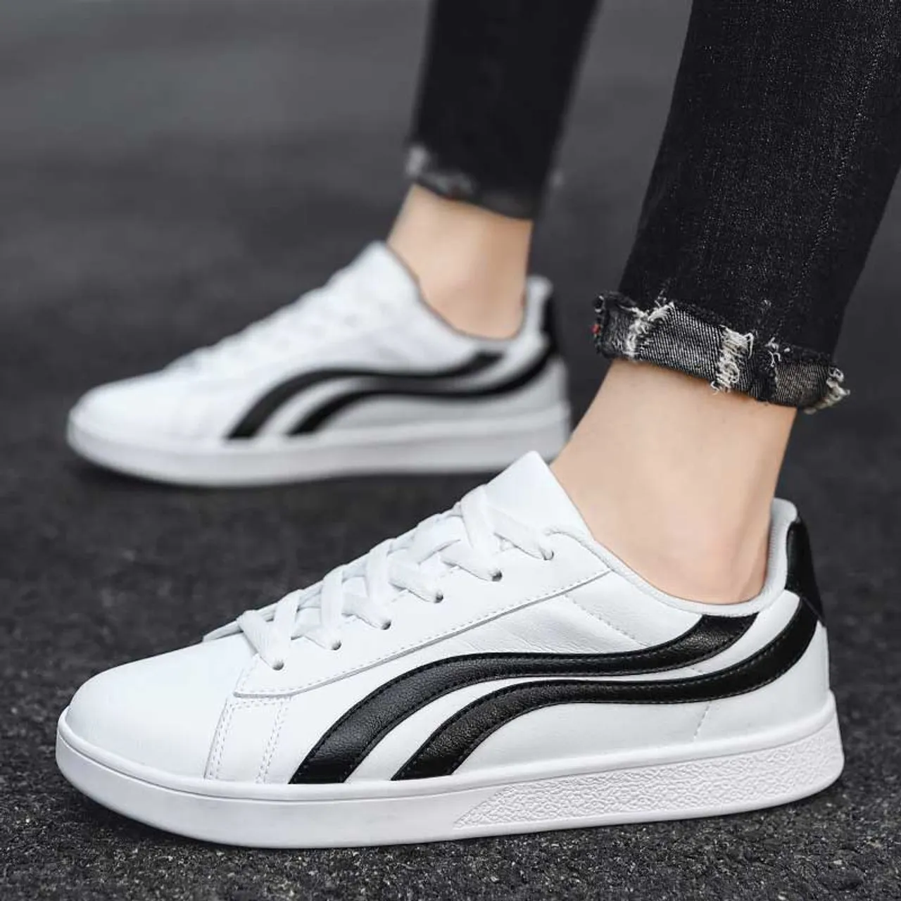 White black curved stripe casual shoe sneaker