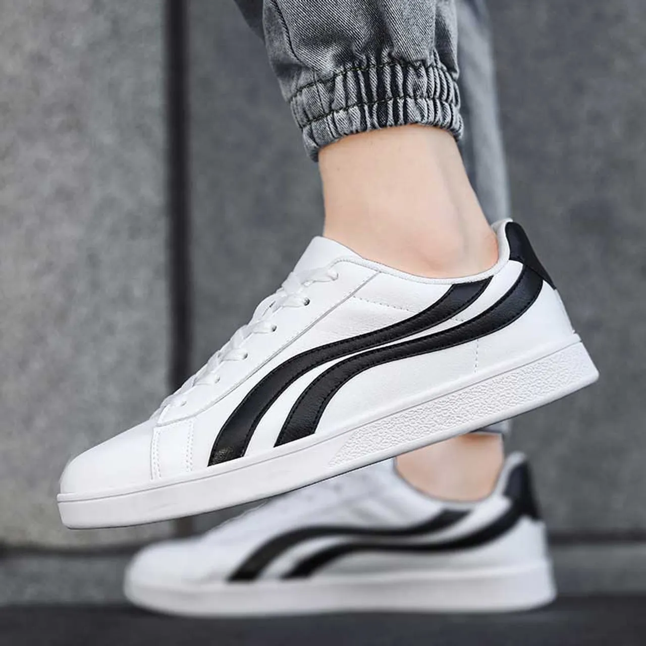 White black curved stripe casual shoe sneaker